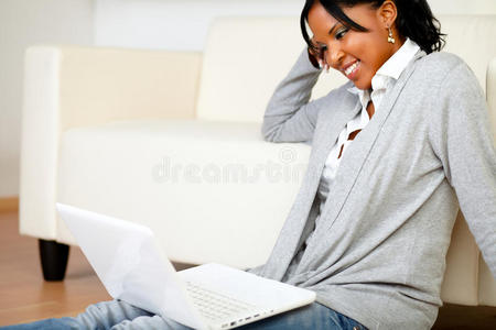 微笑的年轻女士在笔记本电脑上工作