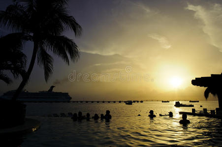 黄昏加勒比度假区的梦幻池