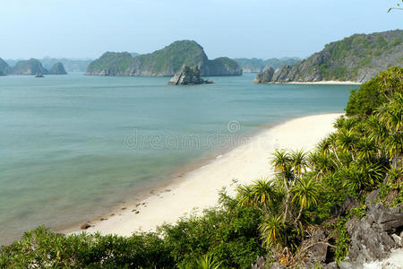越南无人居住的海滩图片