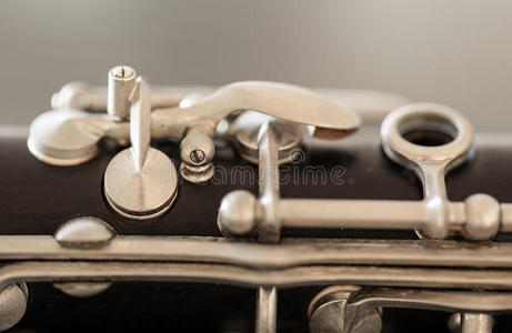 单簧管琴键和护垫的宏观图像