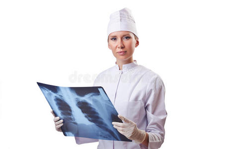 女医生检查x光片