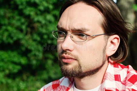 脾气暴躁的年轻人画像照片