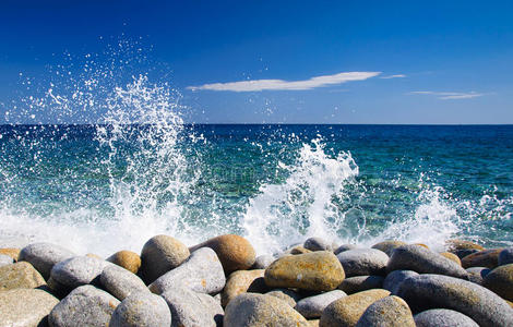 海浪溅到岩石上