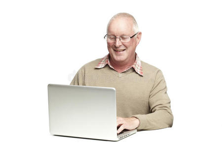 老年人使用笔记本电脑图片