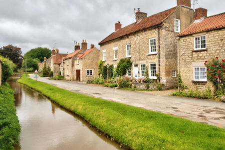 英国一个村庄的古色古香的村舍和溪流