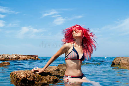 红头发的女人在海滩上很快乐