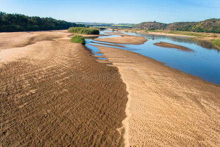 和五颜六色的倒影在黑水河佛罗里达,这是世界上最纯净的沙底河流之一