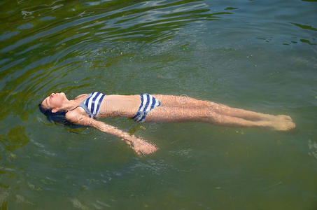 漂浮在水中的少女
