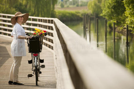 河边骑自行车的女人