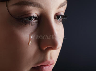 掩面哭泣什么图片