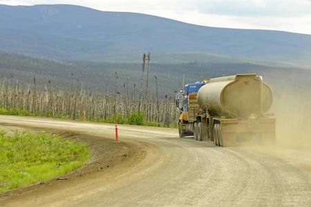 砾石公路上的卡车