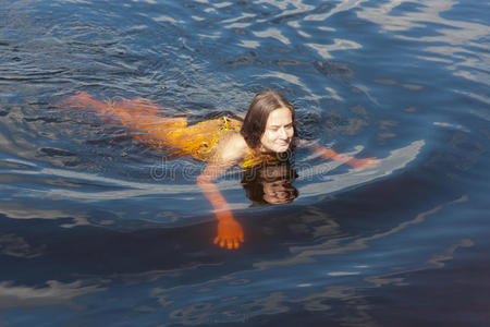 那个女孩游泳