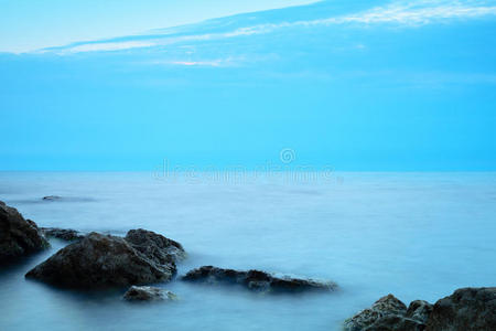 日落时有水雾的海岸