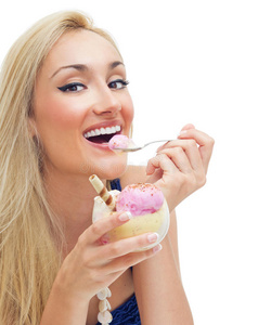 吃冰淇淋的快乐女人
