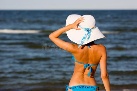海滩上戴大帽子的女孩