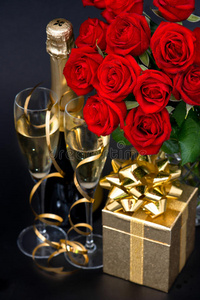 红玫瑰金色礼物和香槟