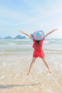 泰国克拉比海滩上的快乐女人