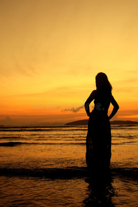 泰国海滩夕阳中的快乐女人