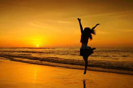 泰国的快乐女子跳日落