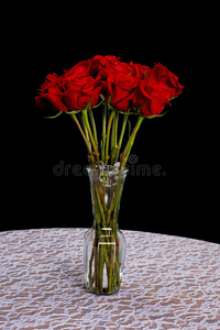 长茎玫瑰在花瓶里