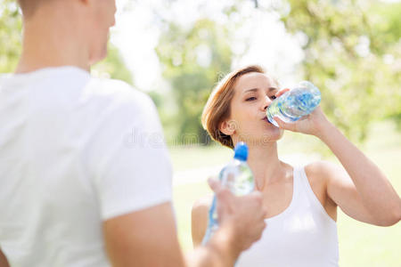 妇女运动后喝水