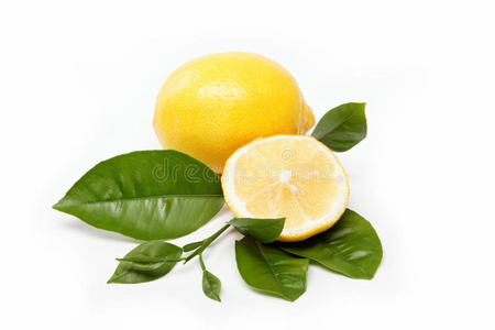 新鲜水果。柠檬，用白色隔离。