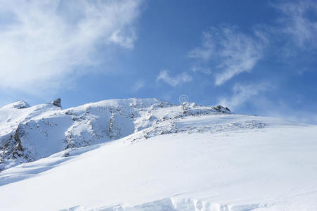 冬天下雪的山