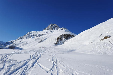 冬天下雪的山