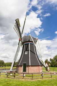 历史悠久的荷兰圩田磨坊图片