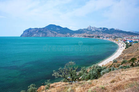 有山有海的夏季景观。