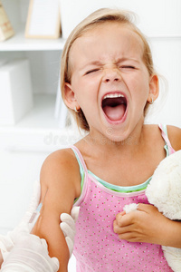 在诊所给孩子打针女医生给小男孩打针害怕打针的男孩医生给小女孩打针