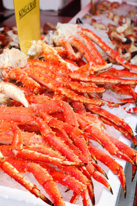海鲜市场冰镇鲜红大王蟹腿图片
