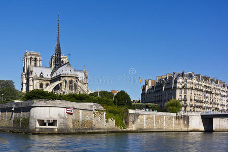 塞纳河畔巴黎圣母院大教堂