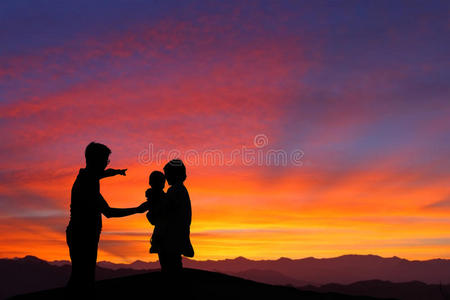 一家人看日出的剪影图片