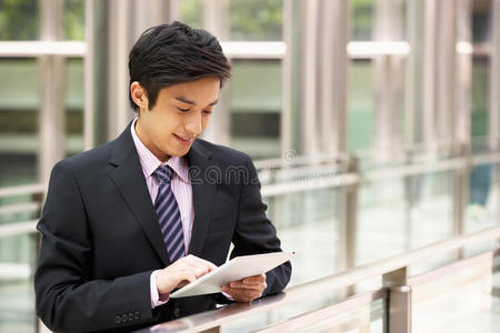 商人从事瑜伽从事平板电脑的中国商人照片