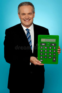 高级经理展示绿色大计算器