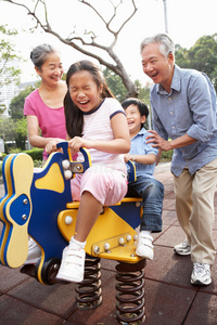 中国祖父母与孙子孙女玩耍
