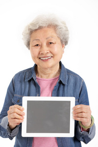 手持数字平板电脑的中国老太太