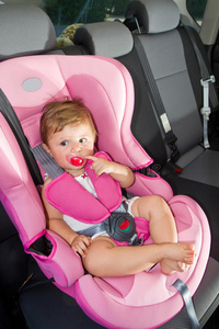 婴儿坐在安全的汽车座椅上。