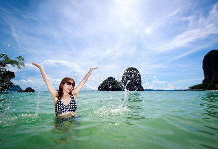 亚洲女人在海上放松