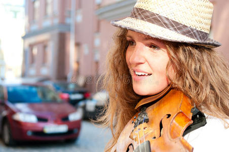 在街上拉小提琴的女人图片