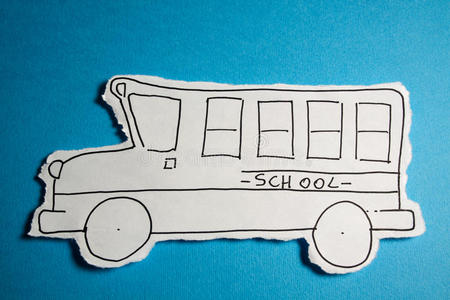 孩子做素描，校车在白色上画黑色