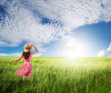 格陵兰美丽蓝天的粉红女人照片