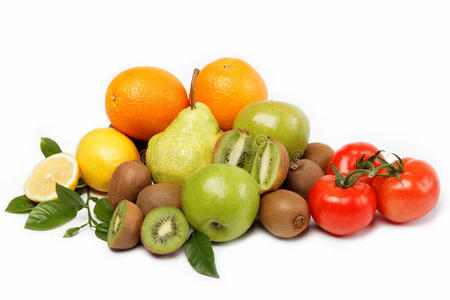 新鲜的水果和蔬菜被隔离在白色的上面。