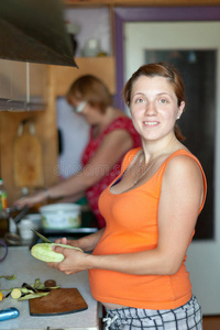 女人在厨房做饭