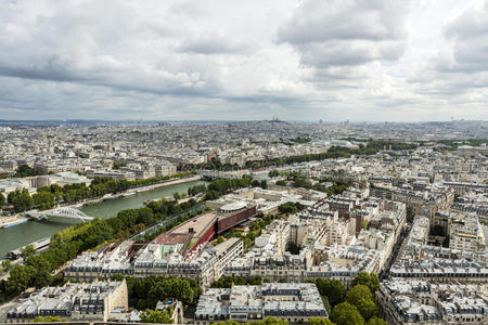 俯瞰河流塞纳河和巴黎的建筑物图片