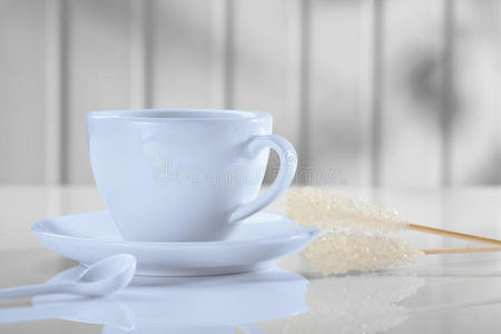 咖啡杯加勺子和糖