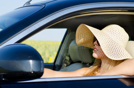 戴太阳帽开车的女人