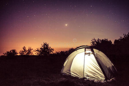 星空下帐篷的发光图片
