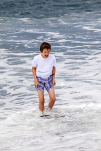 男孩在海滩玩得很开心